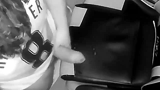 SE MASTURBA NO HOR&Aacute;RIO DE TRABALHO ANIMADOR NA CAMERA ESPI&Atilde;